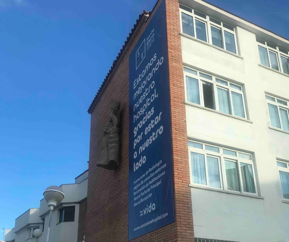 Lona publicitaria instalada sobre lateral edificio