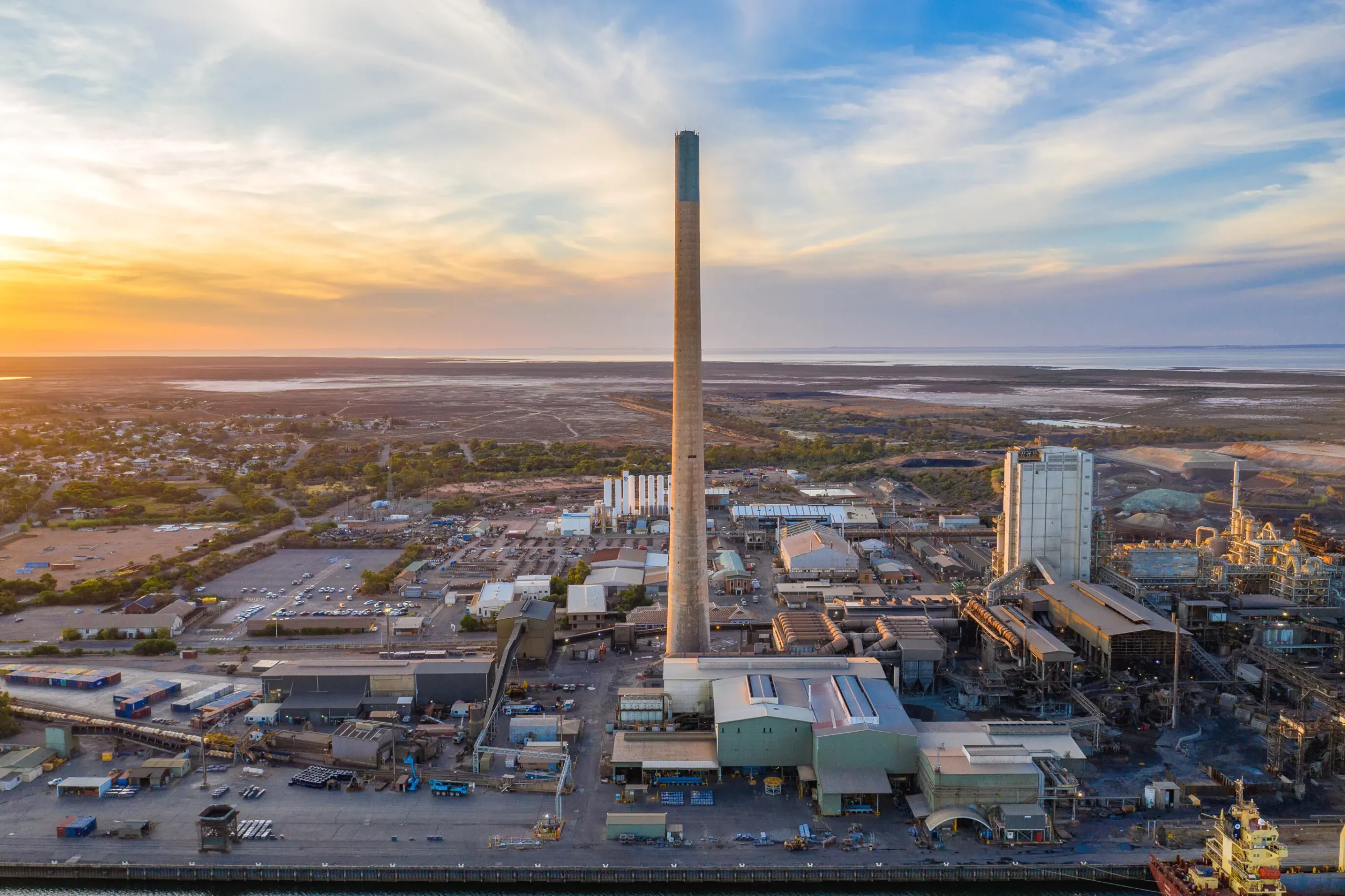 Toma aérea con dron de planta corporativa
