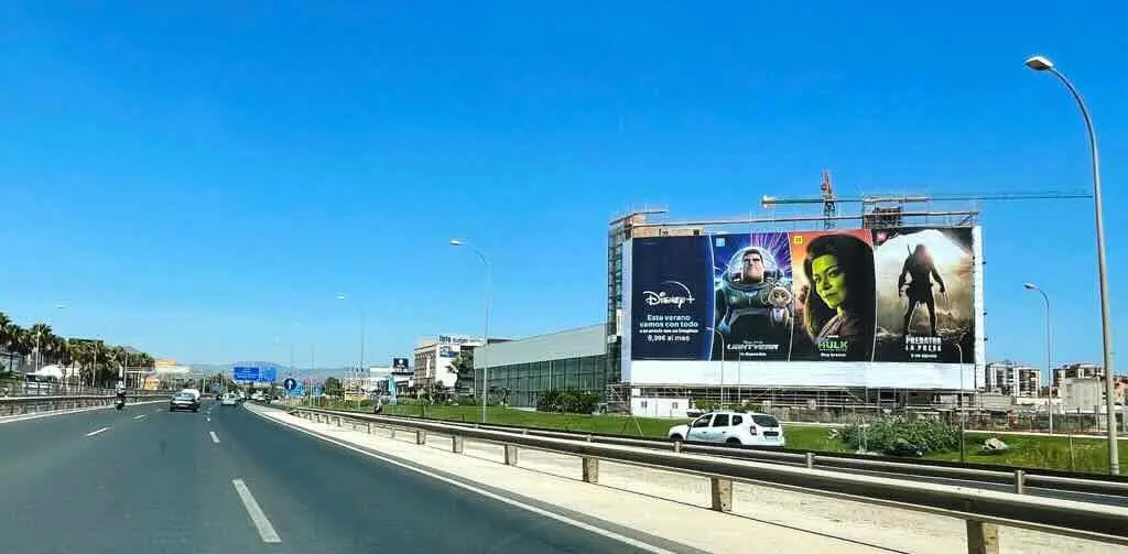 Publicidad en lona de gran formato en autovía - gran impacto