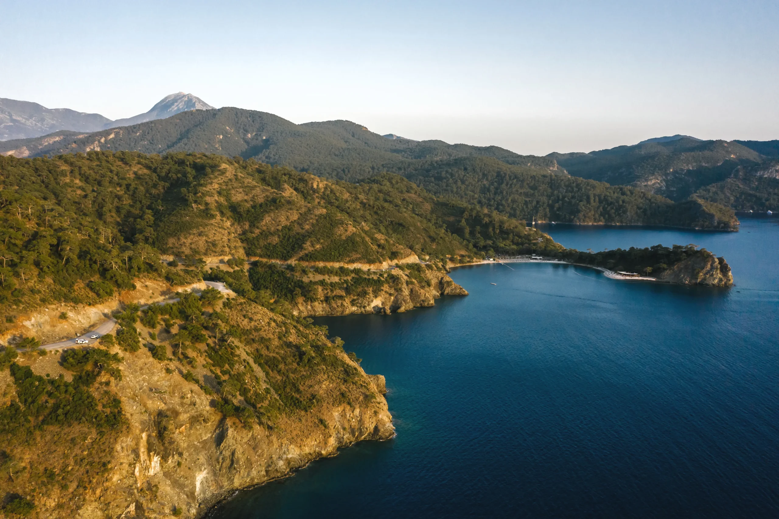 Turismo-ok Toma aérea con dron de paisaje, lago y montañas
