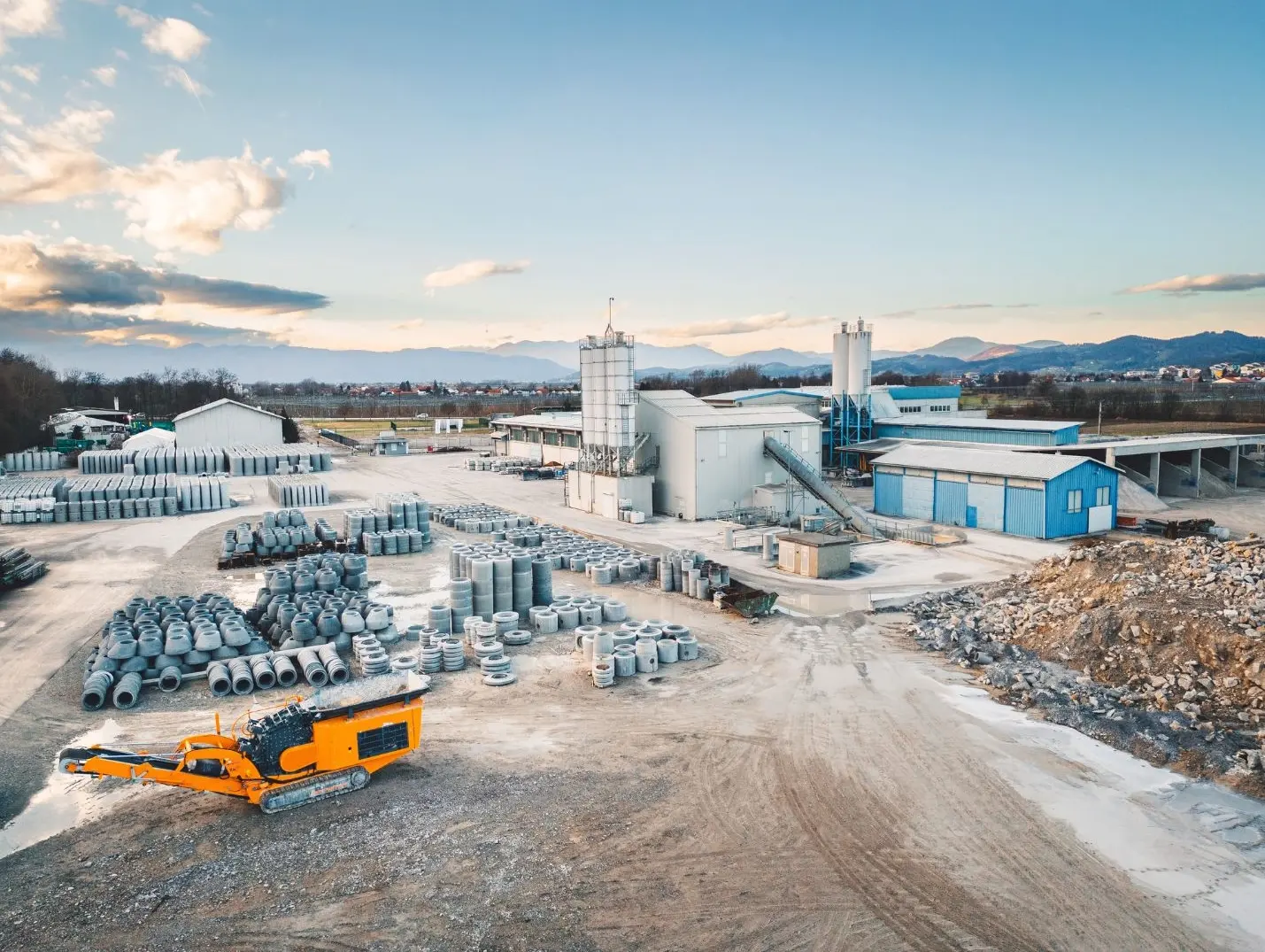 Toma aérea con dron de planta corporativa