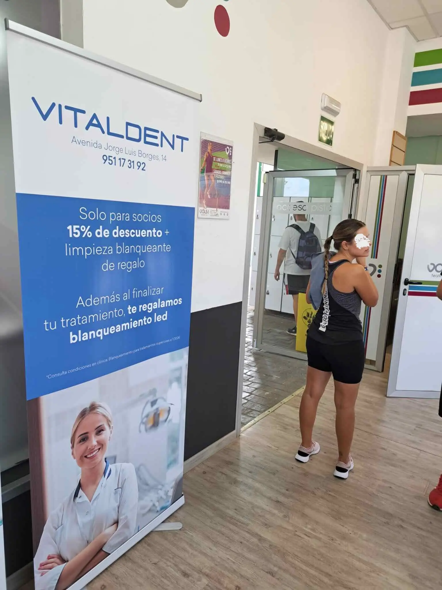 Roll up junto acceso comercio