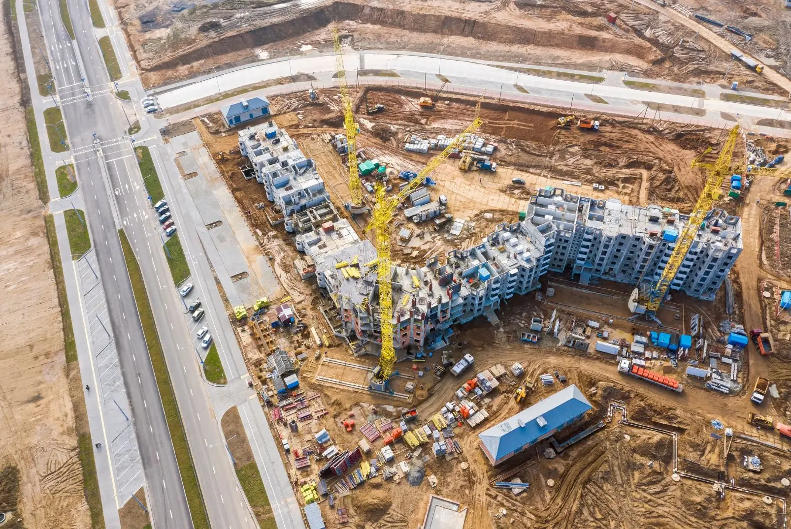 Toma aérea de edificio en construcción, con dron