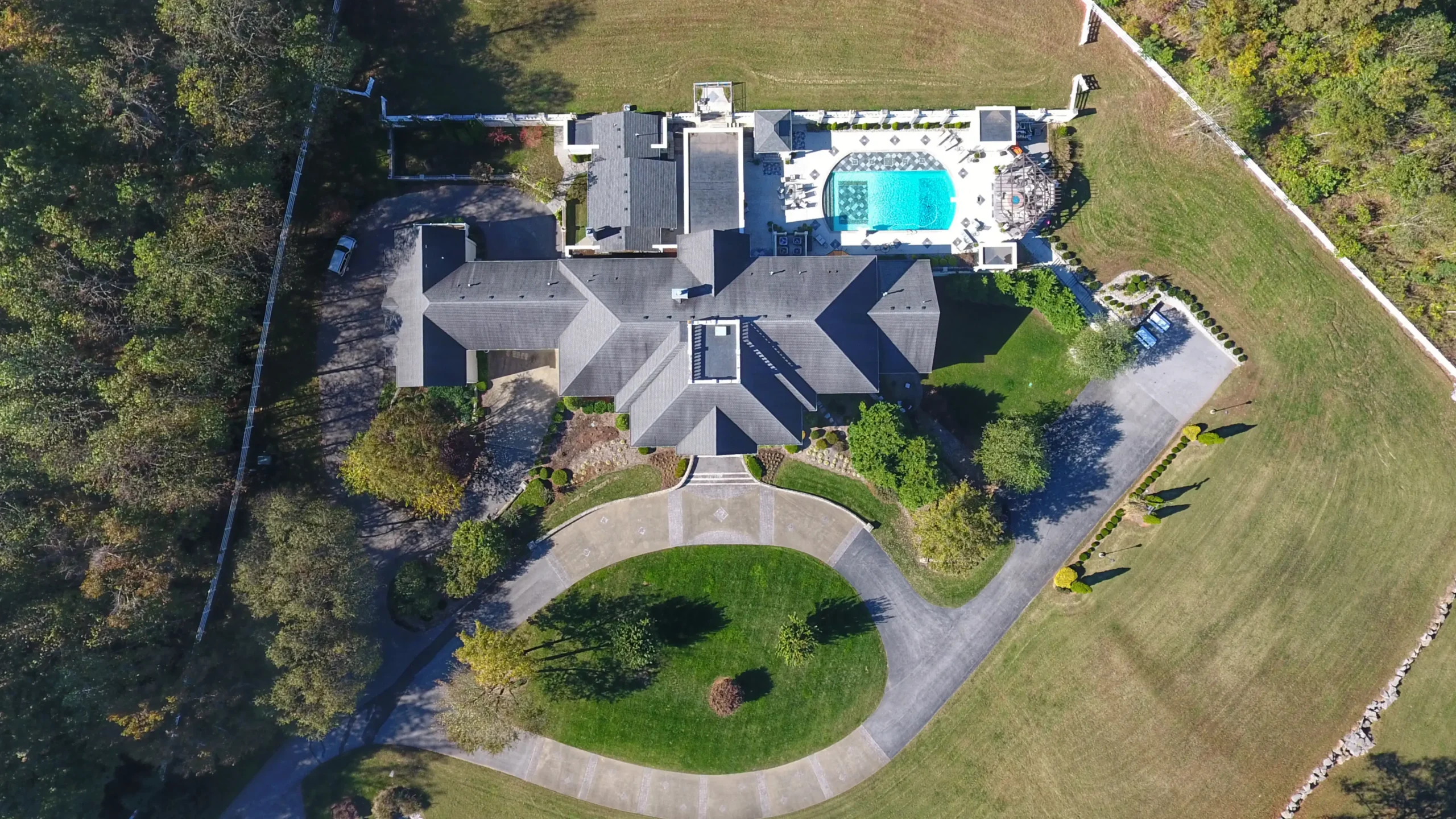 Toma aérea con dron de Villa de lujo