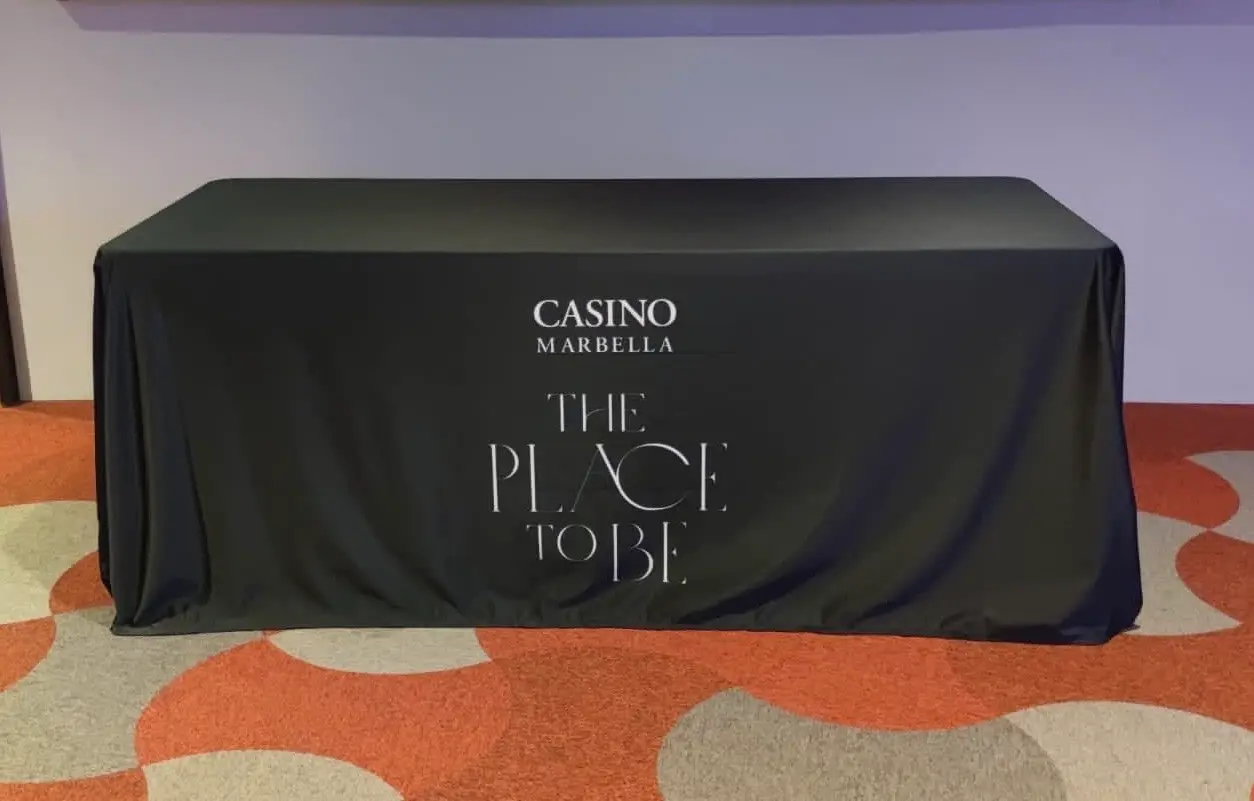 mantel casino Mantel elegante sobre mesa exposición