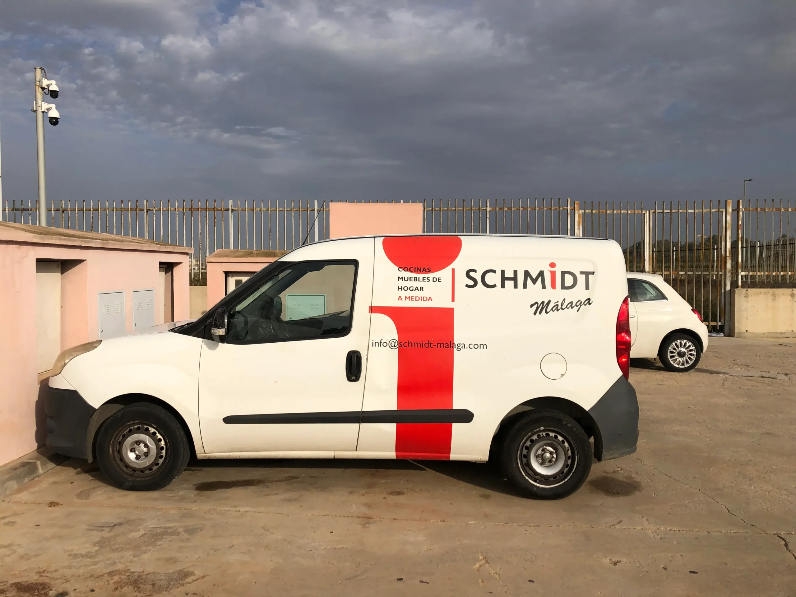 Furgoneta rotulada lateral estacionada