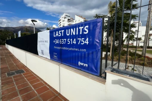 Lona microperforada sobre una reja