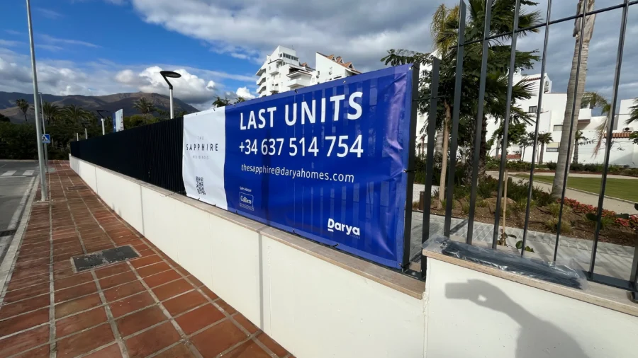 Lona microperforada sobre una reja