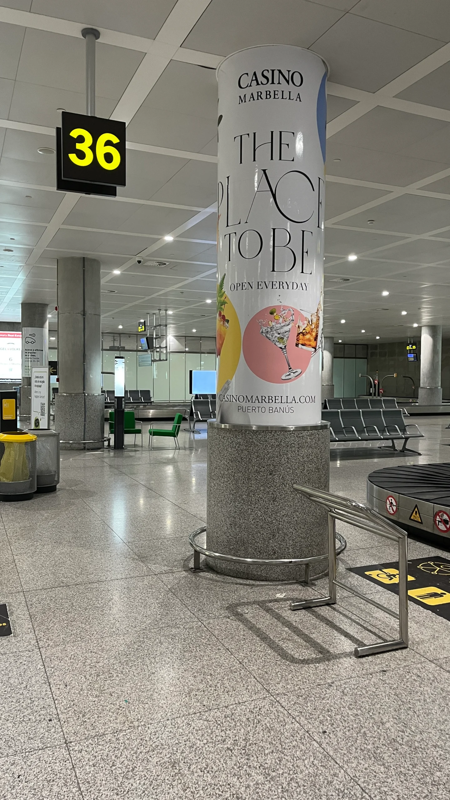 Columna vinilada hall llegadas aeropuerto